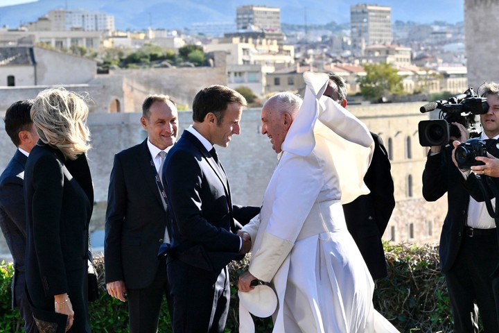 El cuello del Papa Francisco al ser recibido por el presidente de la República Francesa, Emmanuel Macron, a su llegada a la sesión final de los Encuentros Mediterráneos, en el Palacio del Faro en Marsella en septiembre de 2023. Foto EFE
