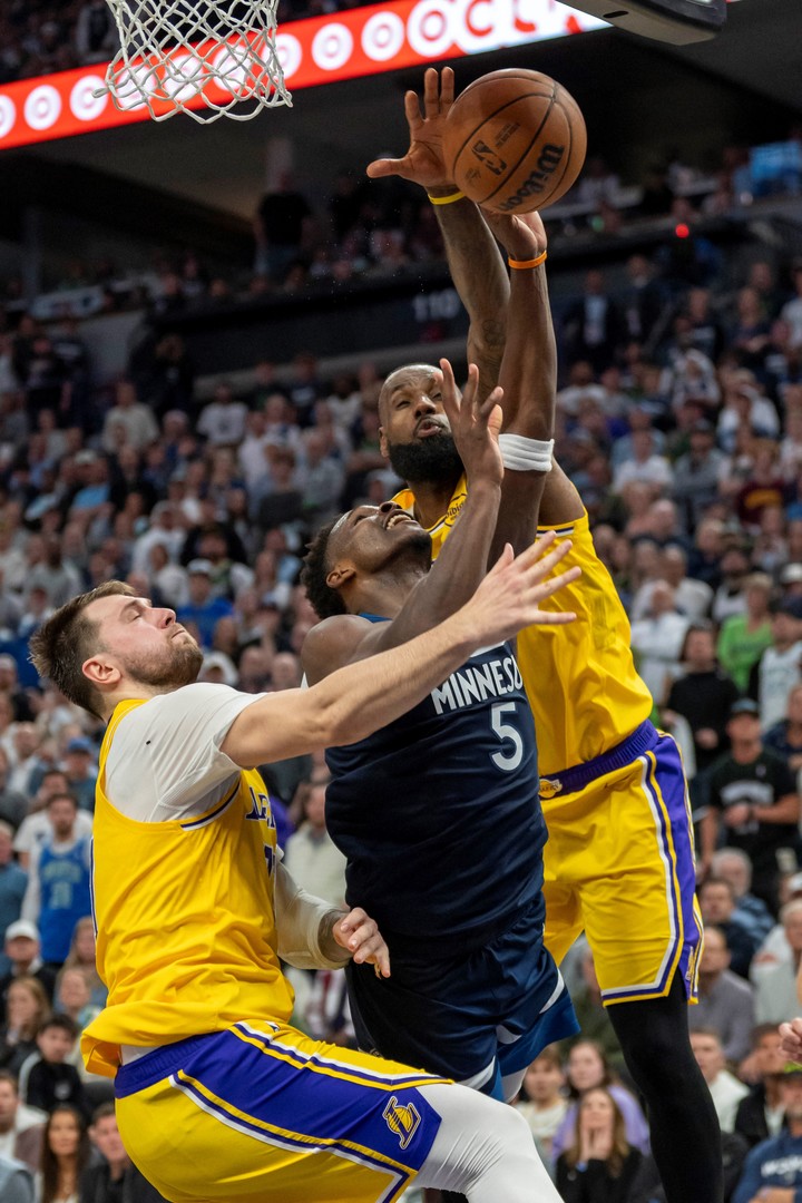 Anthony Edwards no pudo ser frentado ni por Luka Doncic ni por LeBron James.