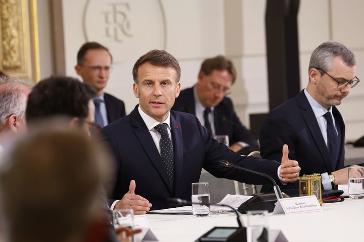 Macron recibe a representantes de empresas afectadas por aranceles de Trump. Foto: AP