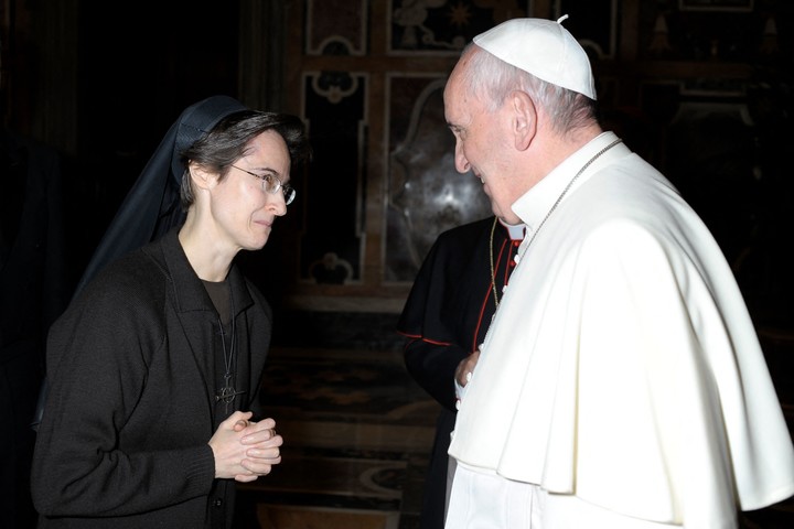 El papa Francisco y "suor" Raffaella Petrini. Foto AFP / Vatican Media