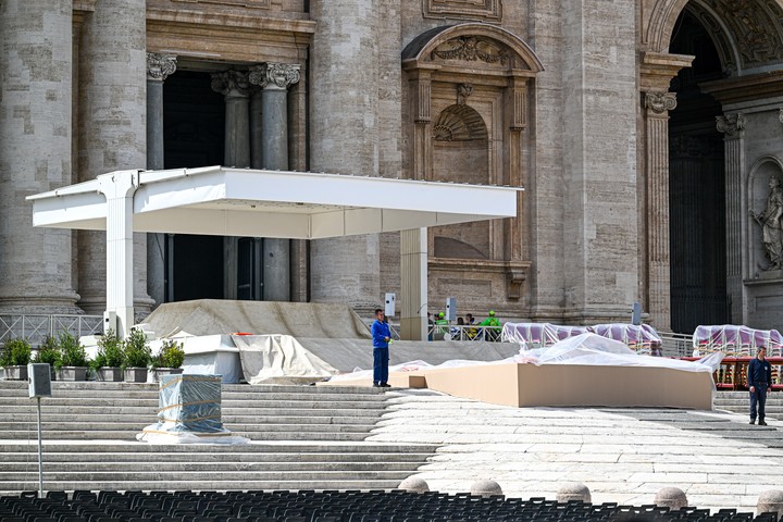 Preparativos en la Plaza San Pedro para el funeral oficial. Foto: EFE