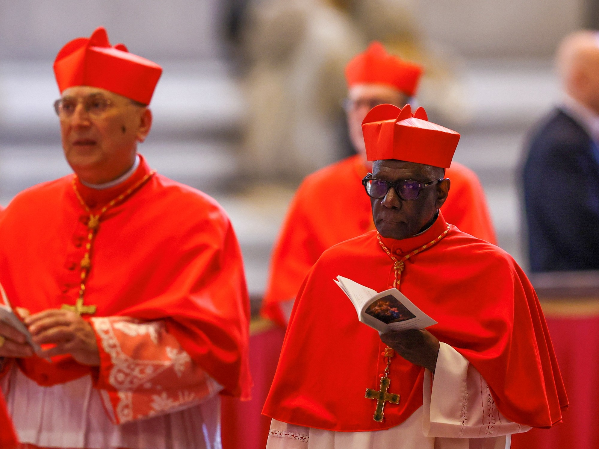 El cardenal Robert Sarah en la Basílica de San Pedro, tras la muerte del papa Francisco. (Foto: Reuters)