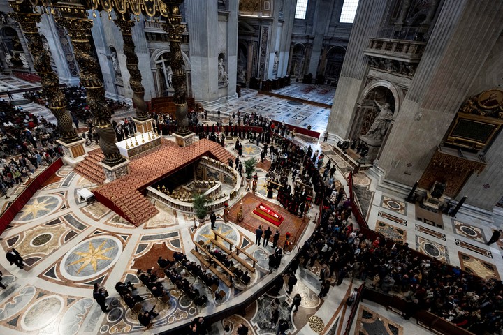 Los fieles ingresan a la Basílica de San Pedro. Foto: EFE