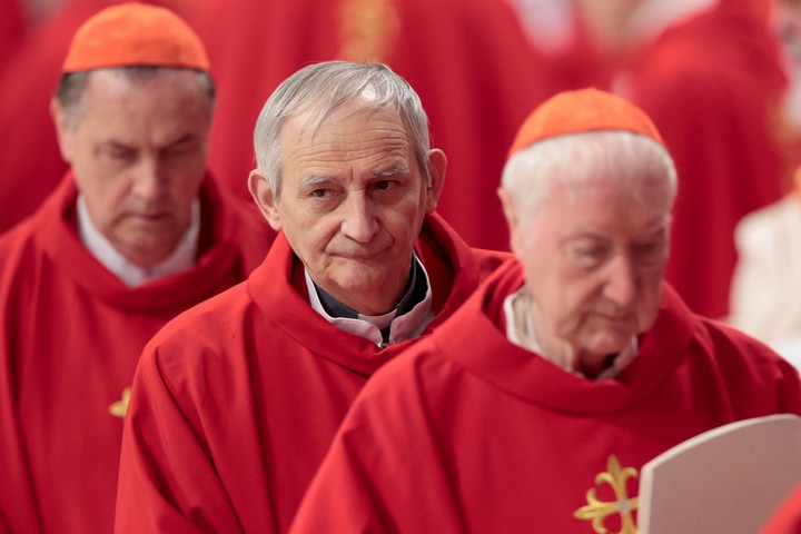 Matteo Zuppi, centro. Foto:  Reuters