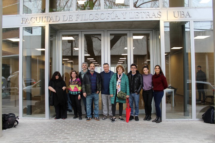 El equipo de académicos que organizó la muestra El Eternauta | La ficción que viajó en el tiempo en Filosofía y Letras de la UBA. Foto: gentileza.