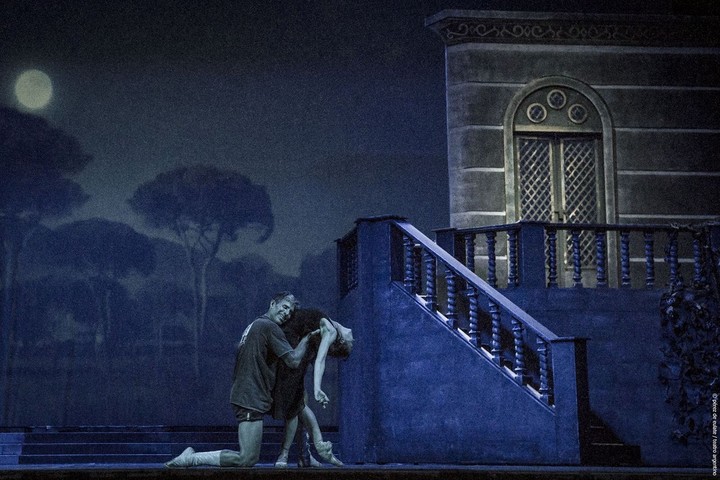 La escena del balcón en "Romeo y Julieta" por el Ballet del Teatro Argentino de La Plata. Foto de prensa