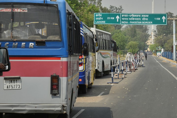 Decenas de ciudadanos de Pakistán que viven en India debieron abandonar el país. Foto: AP