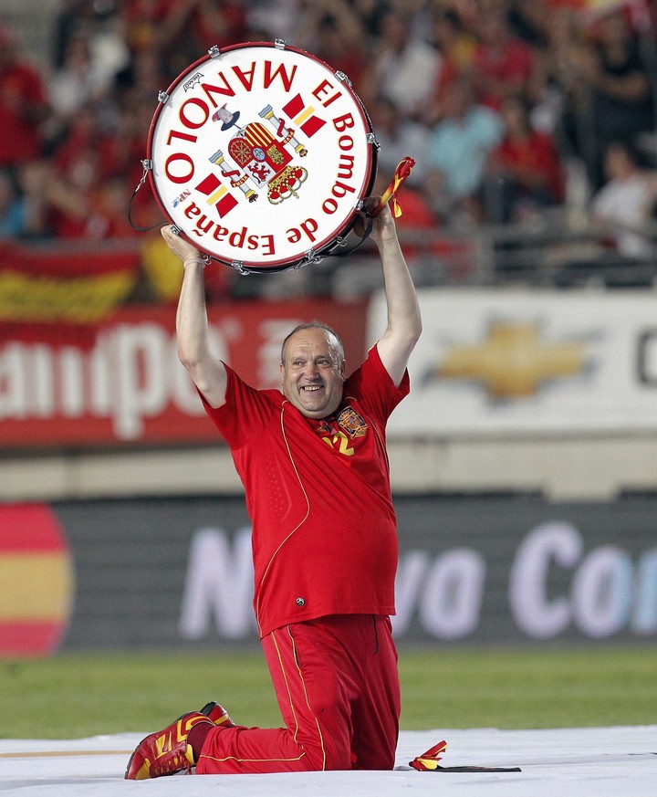 Manolo, el del Bombo, durante el partido amistoso entre España y Polonia preparatorio para el Mundial de Sudáfrica 2010. Foto EFE