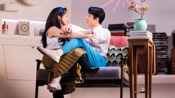 Helen J Shen y Darren Criss, en una escena de "Maybe Happy Ending", que tiene 10 candidaturas.