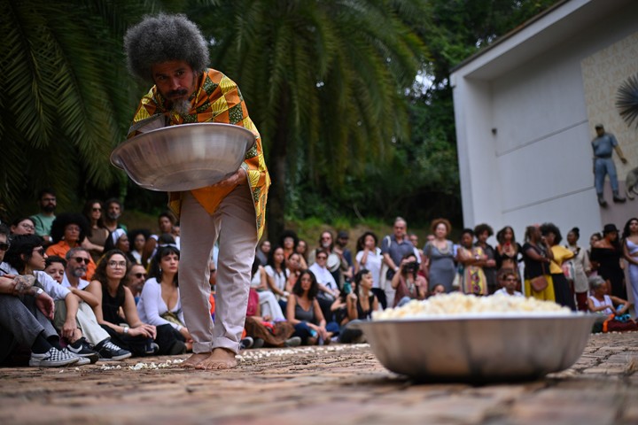 El artista brasileño Paulo Nazareth en la inauguración de su exhibición Esconjuro, en Inhotim. Foto EFE/ Andre Borges