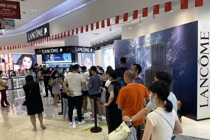 Una exención recientemente ampliada de los elevados aranceles e impuestos de China hace que los compradores continentales acudan en masa a las tiendas de la provincia de Hainan. (Keith Bradsher/New York Times)