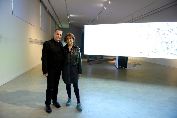 Rivas junto al curador Eugenio Viola, director del Museo de Arte Moderno de Bogotá (Mambo).