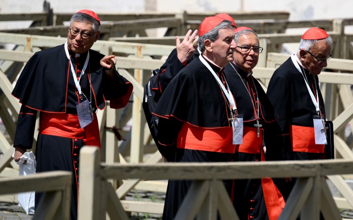 Cardenales se retiran de su congregación general, este viernes. Foto: EFE