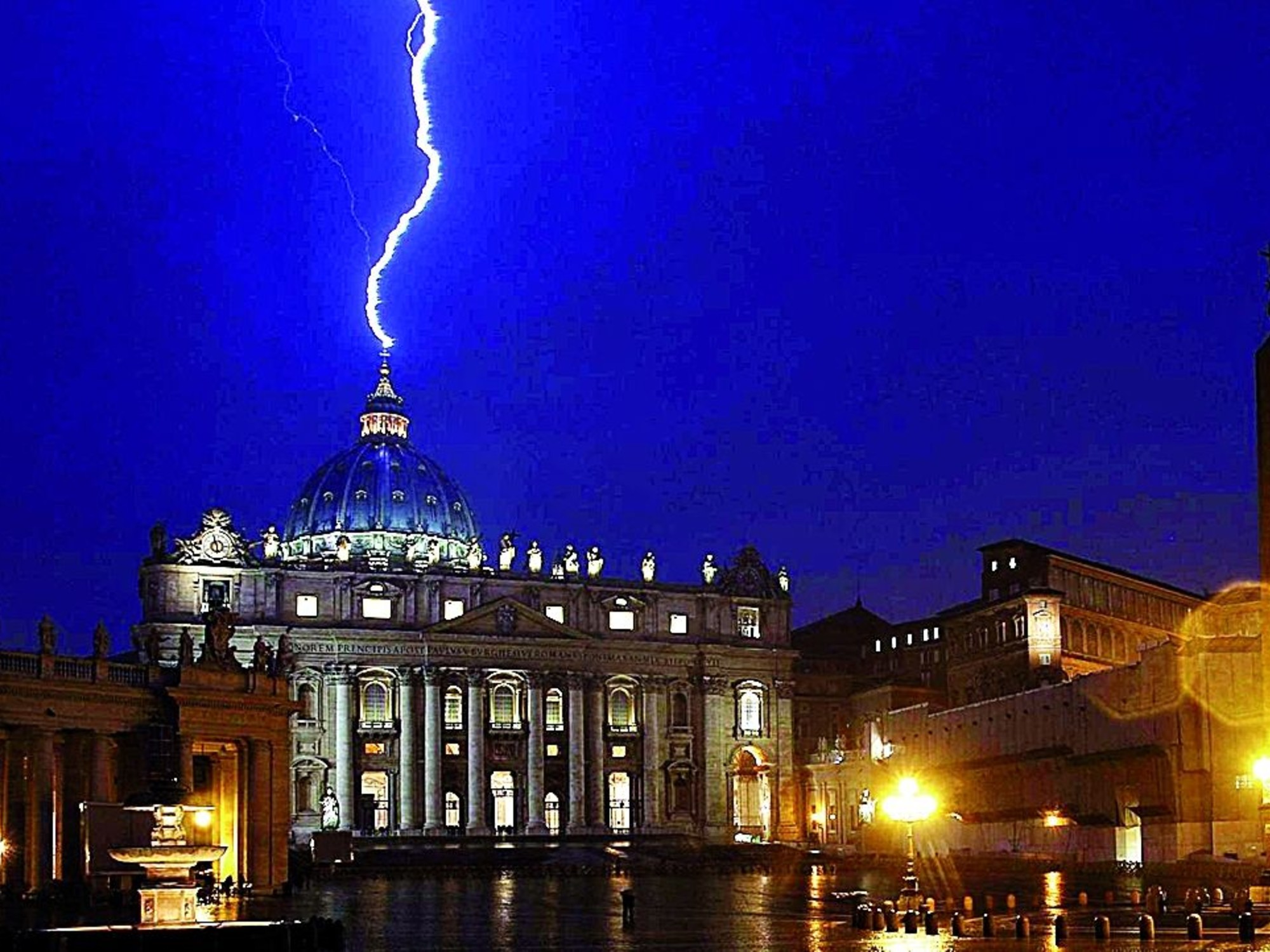 La imagen del rayo que cayó sobre la cúpula de San Pedro tras la renuncia de Benedicto XVI. (Foto: ANSA)