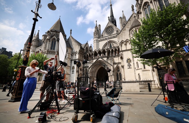 La prensa aguarda novedades en las puertas del Tribunal. Foto: EFE