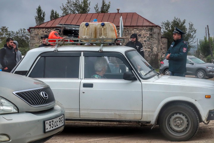 Armenios desplazados en 2003 de Nagorno Karabaj por una operación militar de Azerbaiyán. Foto: EFE   