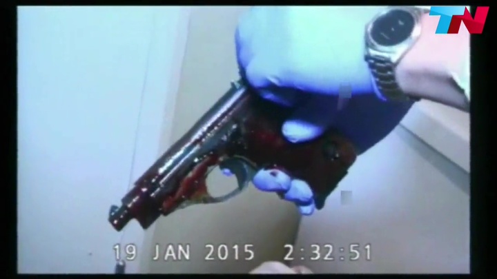 Un video muestra cómo se ensució la pistola con que murió Nisman.