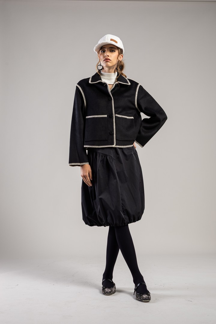 Volumen extremo en mangas y faldas; el oversize reina en la sastrería. Chaqueta de paño con vivos (Furzai). Polera de morley (Akiabara). Pollera midi de algodón globo (Las Pepas) Medias de microtul opacas (Silvana). Aros de resina (Luna Garzon). Cup de corderito (Compañía de sombreros). Balerinas con piedras (Mishka). Foto: Esteban Leyba