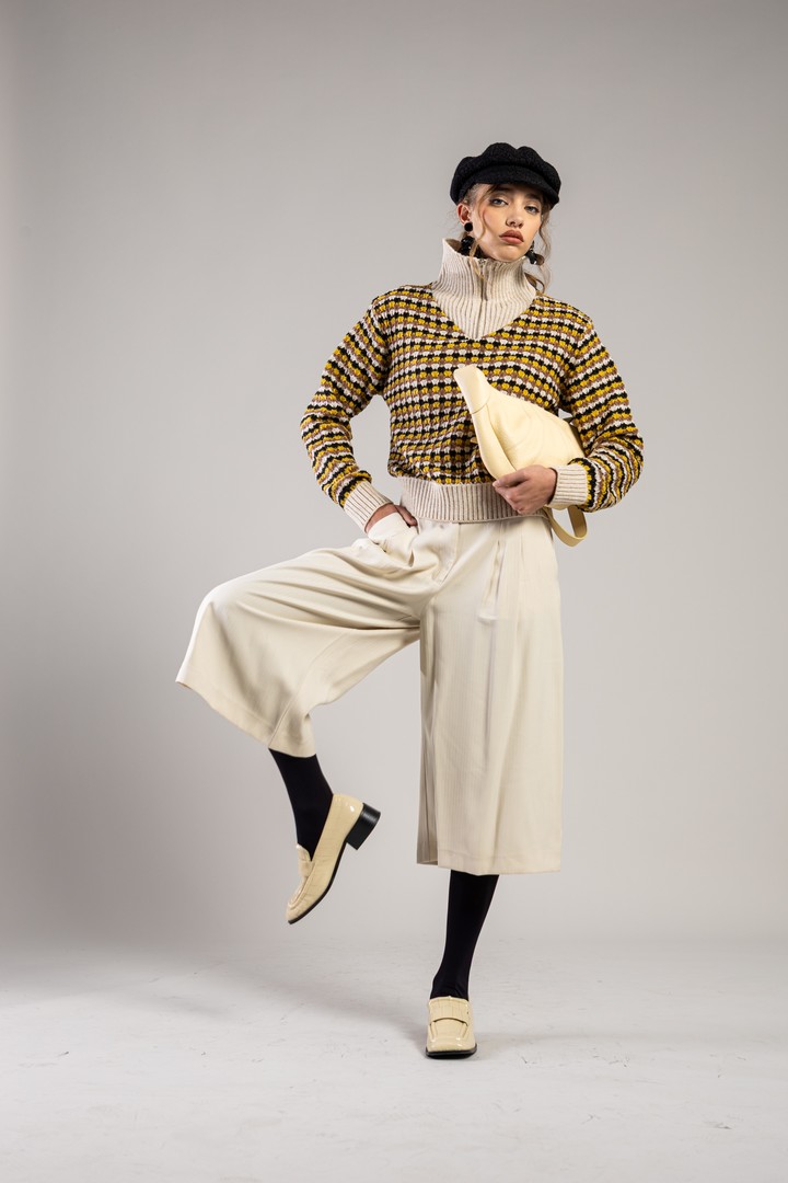 Vuelve el uniforme chic: faldas plisadas, blazers y mocasines con escudo. Foto: Esteban Leyba