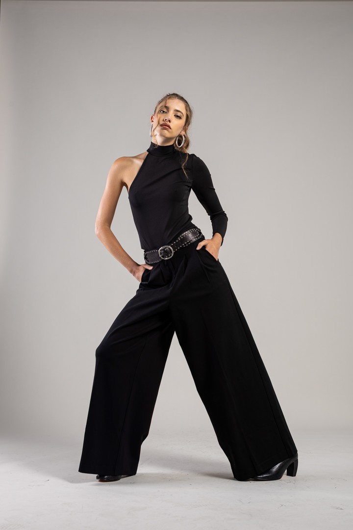 El escote asimétrico regresa en tops, vestidos y bodies con estilo.  Foto: Esteban Leyba