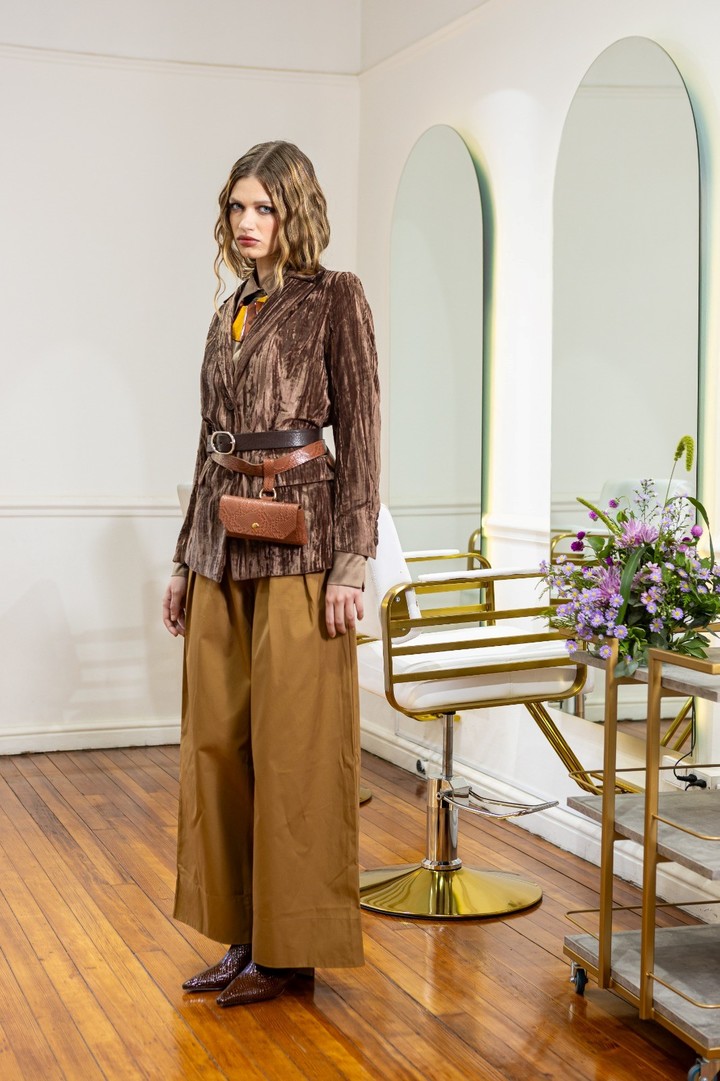 El marrón reina con fuerza. Blazer de pana (Akiabara). Camisa de seda y pantalón wide leg de gabardina (Etiqueta negra). Morral de cuero, botinetas croco, cinturón de cuero y collar de resina (Mishka). 
Foto: Esteban Leyba

