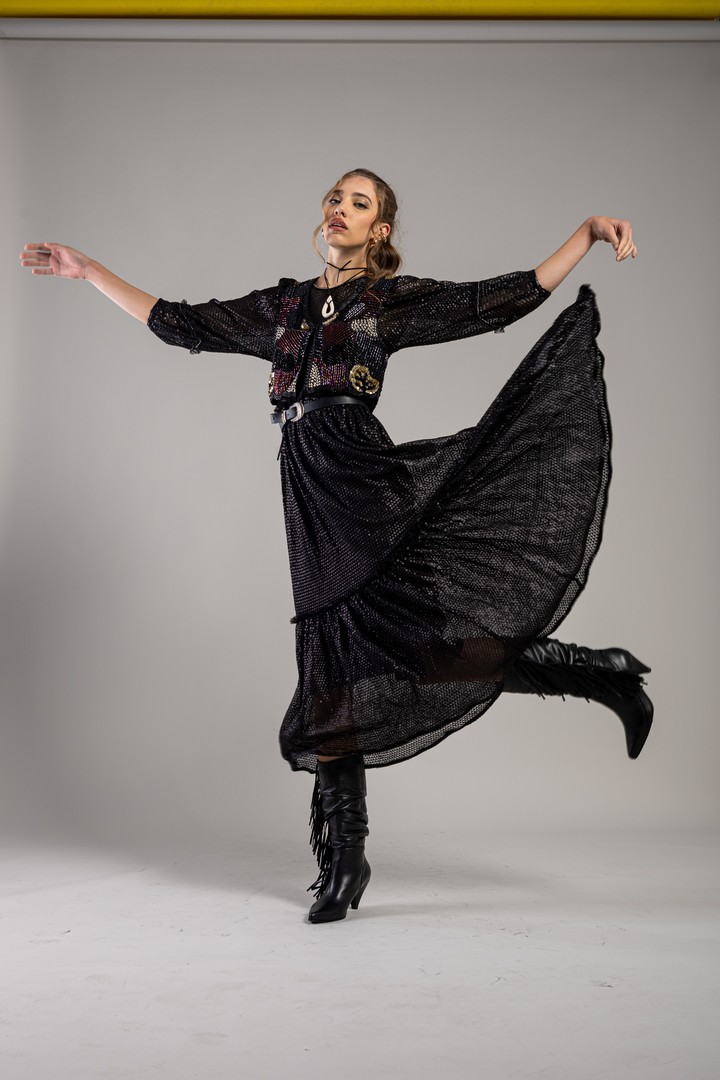 Infalible y atemporal, el total look se impone de noche y en eventos  formales.Vestido con volados y lentejuelas. Foto: Esteban Leyba