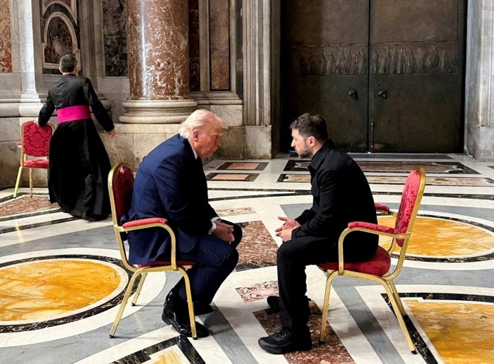 Volodimir Zelenski y Donald Trump se reunieron en la basílica de San Pedro, en el Vaticano, tras la muerte del Papa Francisco. Foto: REUTERS
