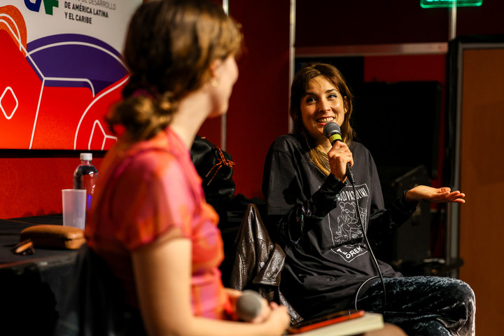 Presentación del libro de Paulina Flores con Camila Fabri. Foto: Cristina Sille.