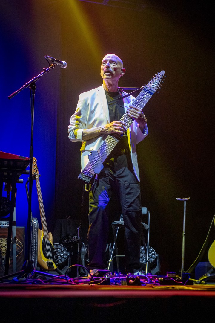 Tony Levin, integrante de BEAT ahora y de King Crimson en los años '80. Foto de prensa gentileza Ake Music
