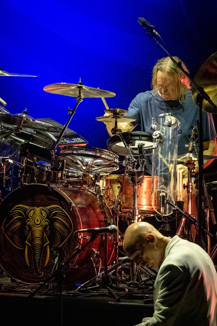 Danny Carey, del grupo Tool, a cargo de la batería en BEAT. Adelante suyo, Tony Levin. Foto de prensa gentileza Ake Music