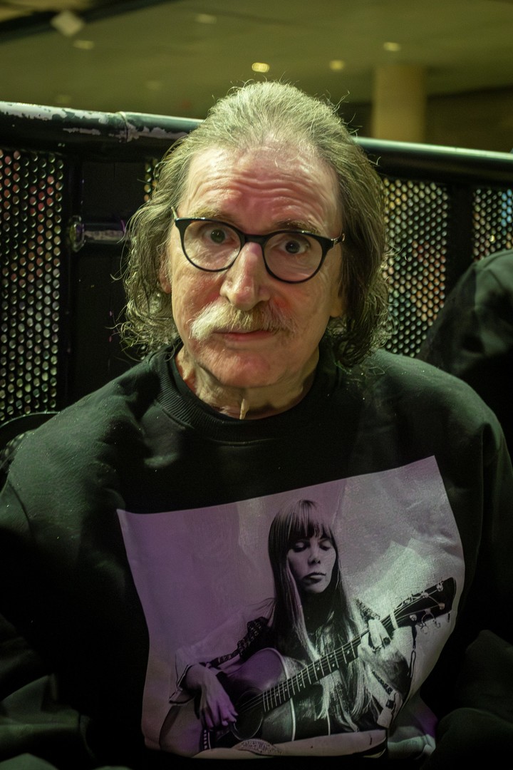 Charly García se puso una remera de su ídola Joni Mitchell. Foto de prensa gentileza Ake Music