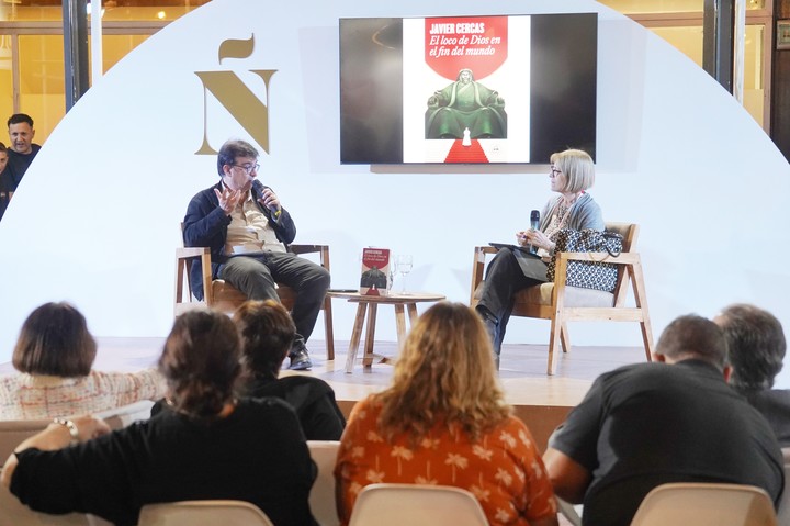 Entrevista a Javier Cercas en el stand Clarín / Ñ. Foto: Martín Bonetto.
