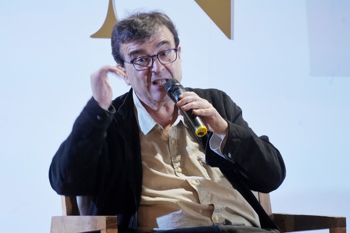 Entrevista a Javier Cercas en el stand Clarín / Ñ. Foto: Martín Bonetto.