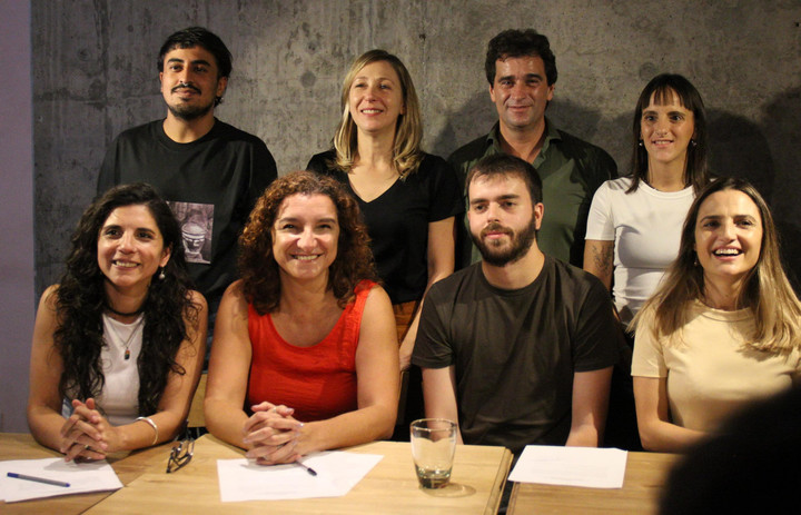Luca Bonfante (tercero, abajo), con Vanina Biasi y el resto de candidatos del Frente de Izquierda Unidad.