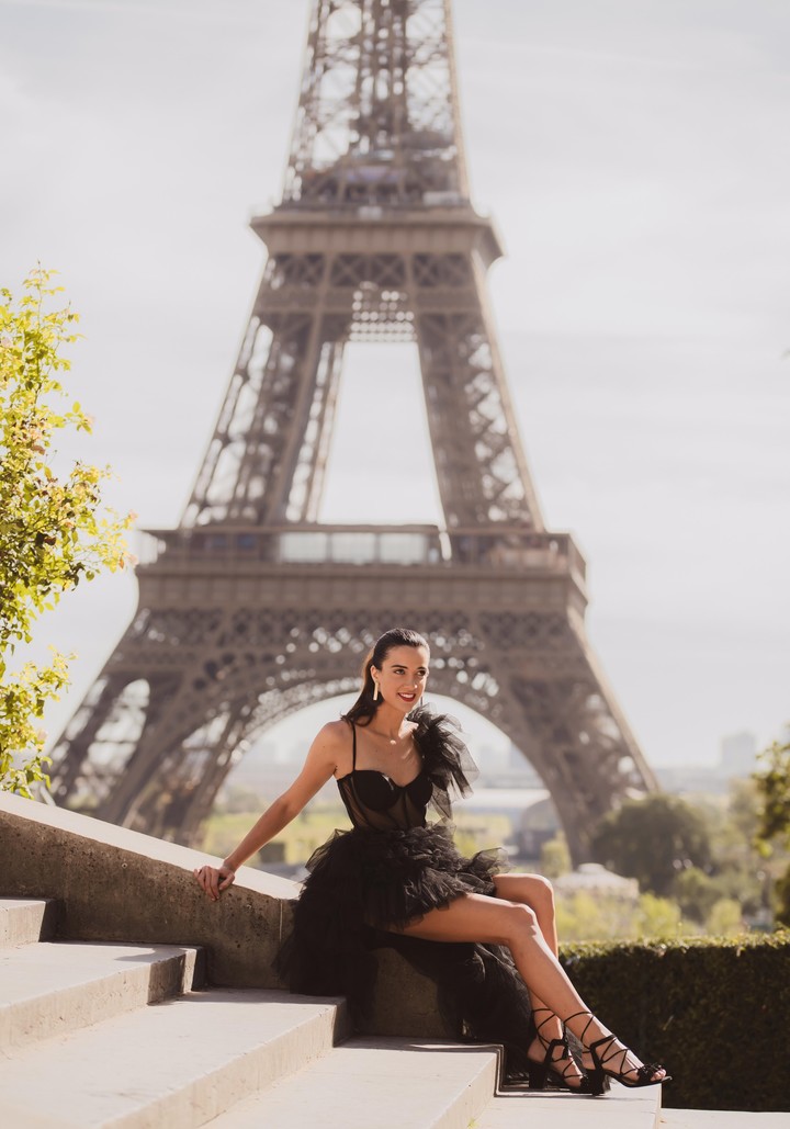 En París, con la Torre Eiffel. Foto Paulina Buyatti
