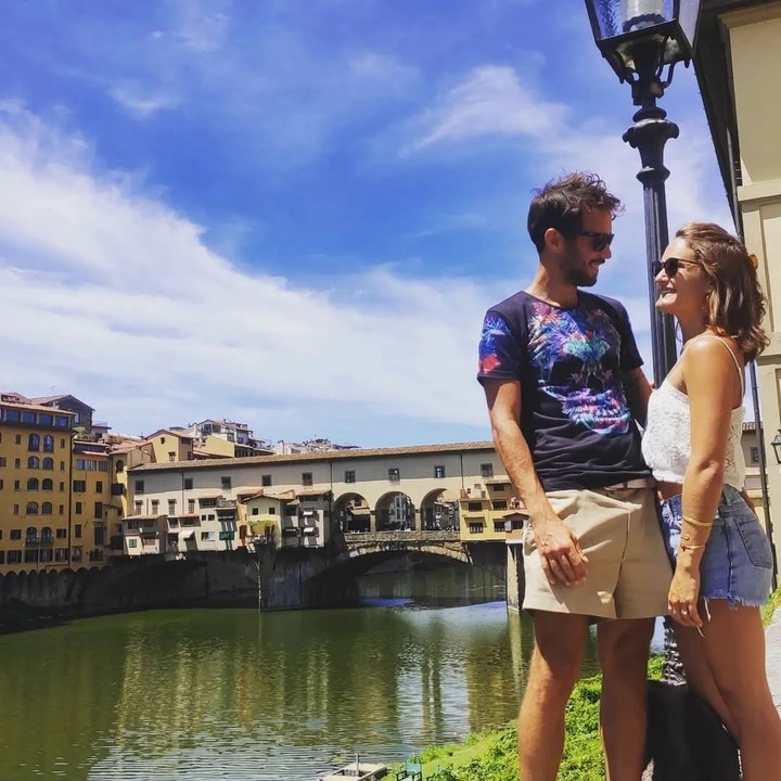 Leonardo y su esposa Fanny en Florencia. Atrás, el Ponte Vecchio. Foto Leonardo Iglesias