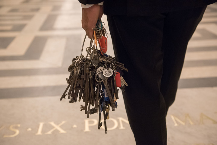 Gianni Crea llevando un manojo con unos cientos de las 2.797 llaves los Museos Vaticanos (Foto: Víctor Sokolowicz).