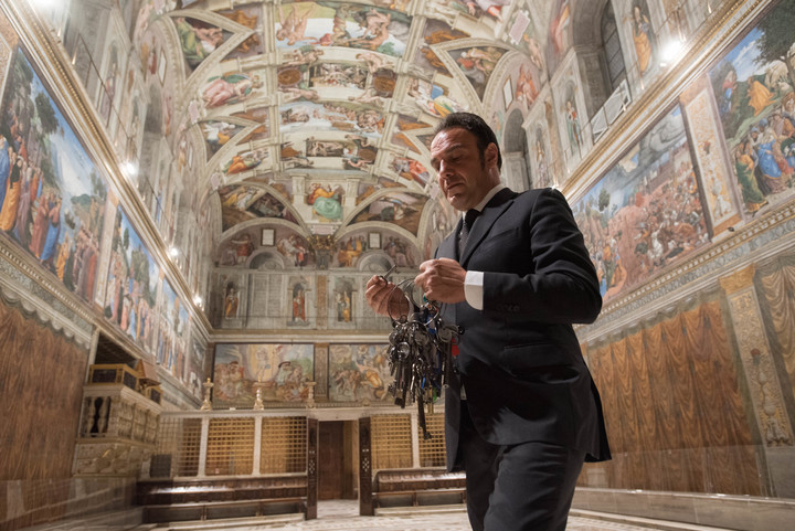 Gianni Crea en la Capilla Sixtina. Un lujo. Es el primero en entrar en ella cada día (Foto: Víctor Sokolowicz).