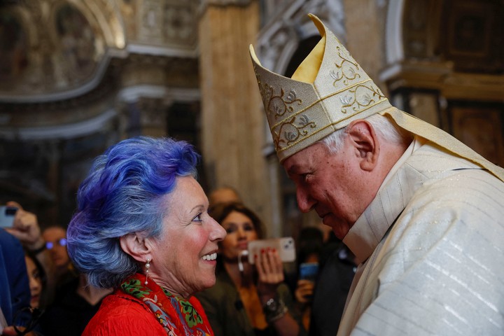 El cardenal Jean Marc Aveline saluda a los fieles tras dar misa este domingo en Roma. Foto: Reuters