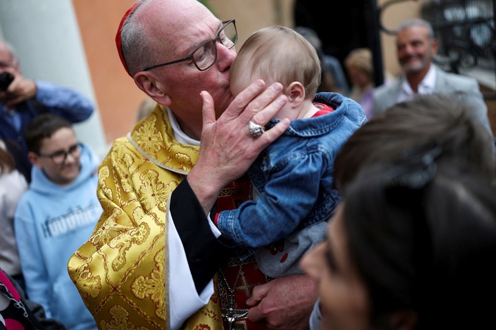 El cardenal Timothy Dolan, al salir de misa en la parroquia Nuestra Señora de Guadalupe, en Monte Mario. Foto: Reuters