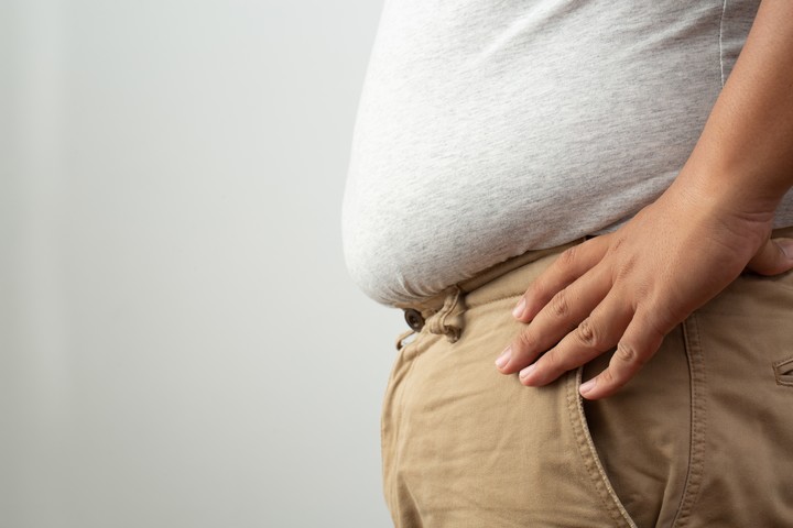 El aumento del perímetro abdominal es una alerta para tener en cuenta por su afectación al hígado que lleva a la enfermedad./ Foto: Shutterstock.