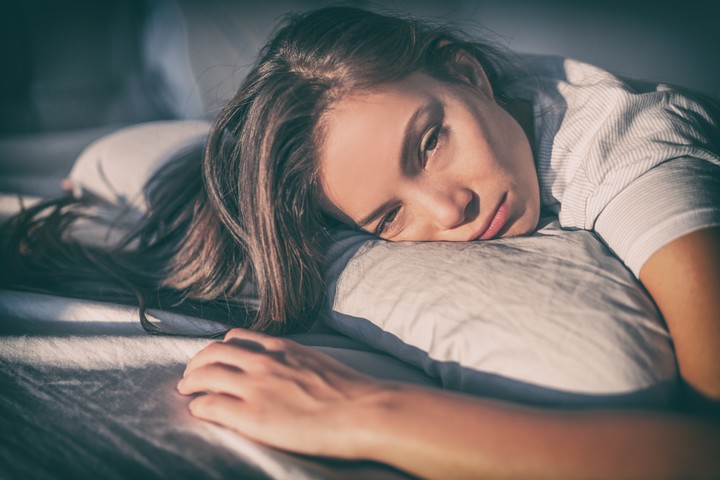 Sentir fatiga o cansancio constante puede ser un alerta de hígado graso./ Foto: Shutterstock.