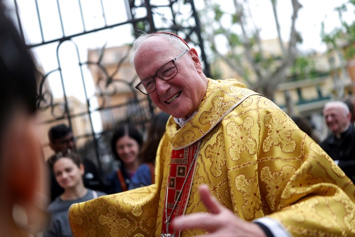 El cardenal Timothy Dolan habla con los fieles en la iglesia Signora di Guadalupe en Monte Mario después de la misa dominical. Foto Reuters