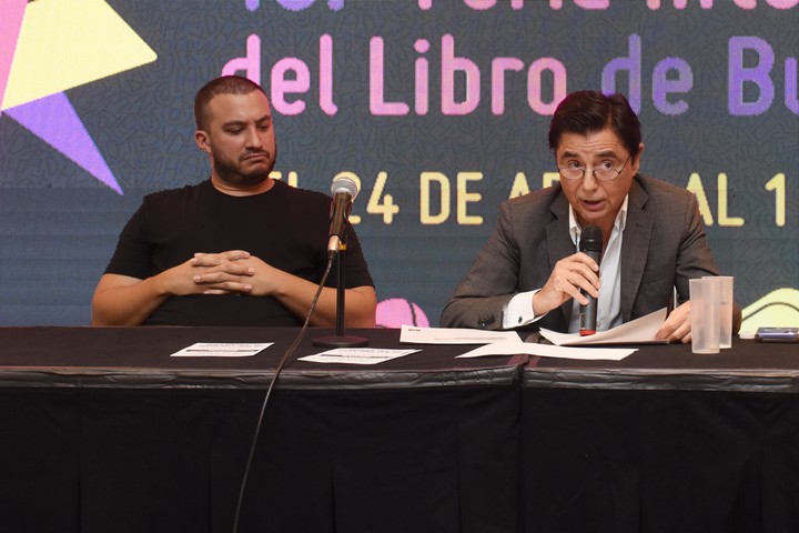 Jorge Fontevecchia y Tomás Rebord en la Feria del Libro. Foto Martín Bonetto