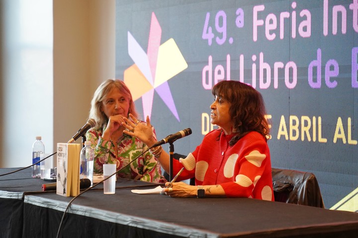 La española Rosa Montero vino a presentar su novela más reciente Animales difíciles con Hinde Pomeraniec. Foto: Martín Bonetto.