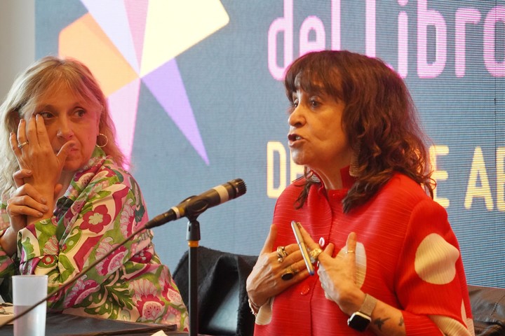 La española Rosa Montero vino a presentar su novela más reciente Animales difíciles con Hinde Pomeraniec. Foto: Martín Bonetto.