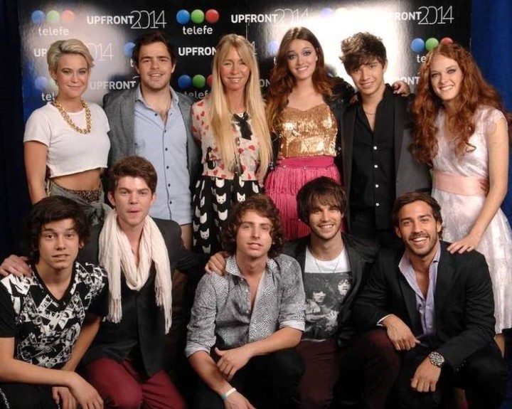 Agus Bernasconi, Cris Morena y parte del elenco de "Aliados". Foto: Archivo.