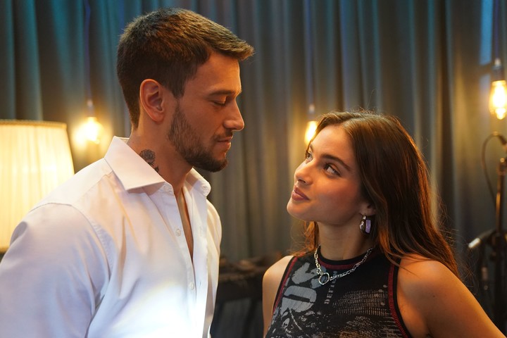 Agustín Bernasconi y Noa Kirel, protagonistas de la serie "Noa". Foto: Emmanuel Fernández.