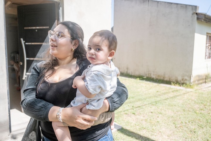 Álvaro con Sofía, su mamá. Ella es radióloga y notó que algo andaba mal con una fiebre que no bajaba. Foto Diego Izquierdo 