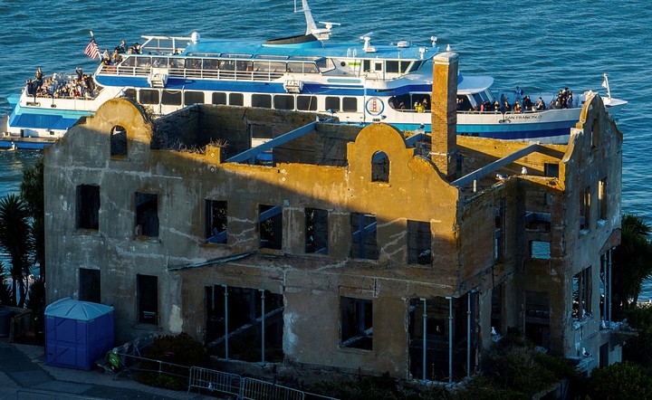 Un barco de turistas abandona Alcatraz. Foto: AP 